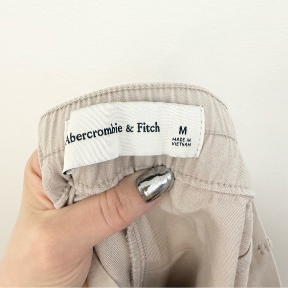 Abercrombie & Fitch Tailored Pleated Shorts Beige - Picture 6 of 6